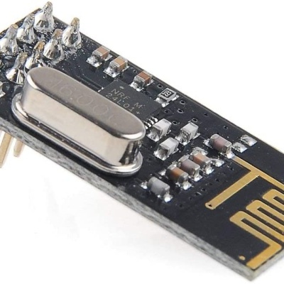 Placa eletrónica preta com componentes metálicos e texto JQ06