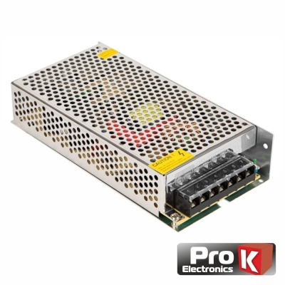 Fonte de alimentação metálica perfurada com terminais eléctricos e etiquetas amarelas de aviso