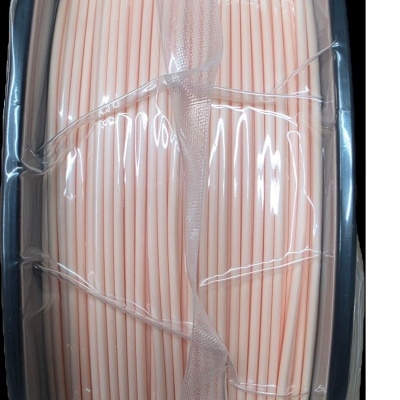 Rolo de tubo rosa enrolado em plástico transparente