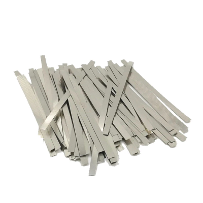 Tiras metálicas prateadas finas sobre fundo branco