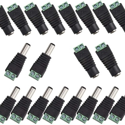 Conjunto de adaptadores elétricos preto com terminais metálicos e parte verde com parafusos