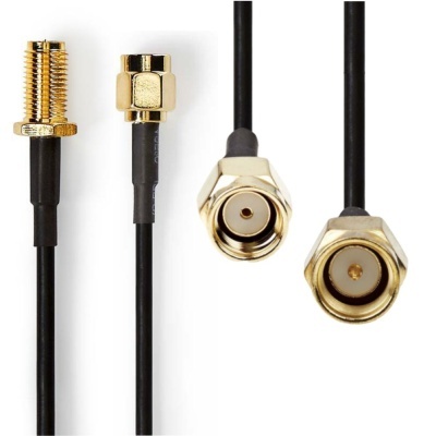 Cabo coaxial preto com conectores metálicos dourados em fundo branco