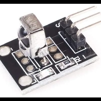 Módulo sensor preto com componentes eletrónicos e conector de três pinos.