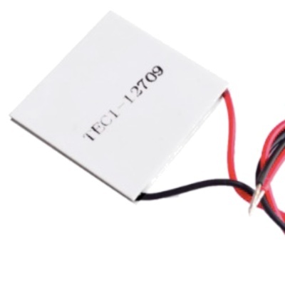 Módulo termoeléctrico branco com fios vermelho e preto