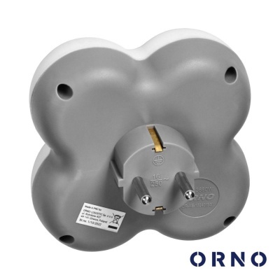 Tomada elétrica cinzenta em forma de quatro lóbulos com ficha padrão europeu e etiqueta branca, fundo branco, logótipo ORNO