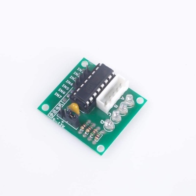 Placa eletrónica verde com chip, resistores, LEDs e conector branco