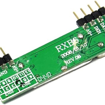 Placa eletrónica verde com pinos dourados e texto RXB6