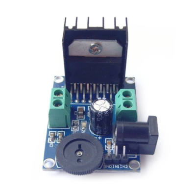 Placa eletrónica azul com componentes eletrónicos e dissipador de calor preto