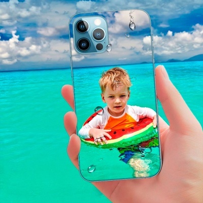 Capa de telemóvel transparente com imagem de criança com boia na água