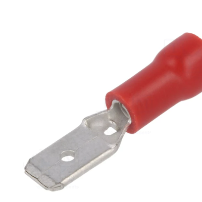 Conector elétrico com revestimento vermelho e parte metálica prateada