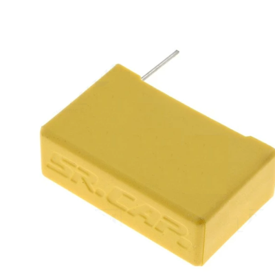 Componente eletrónico amarelo com duas pontas metálicas