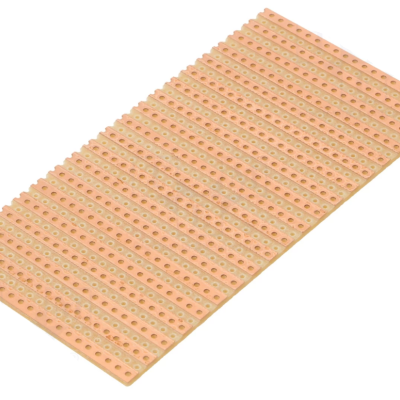 Placa de circuito impresso perfurada bege com furos alinhados para montagem eletrónica
