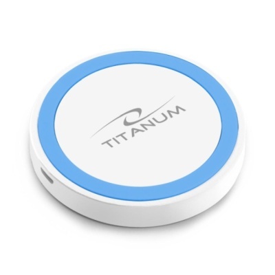 Carregador sem fios branco com borda azul e logotipo TITANUM
