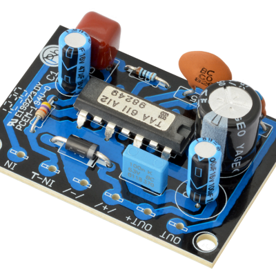 Placa eletrónica azul com componentes e texto impresso