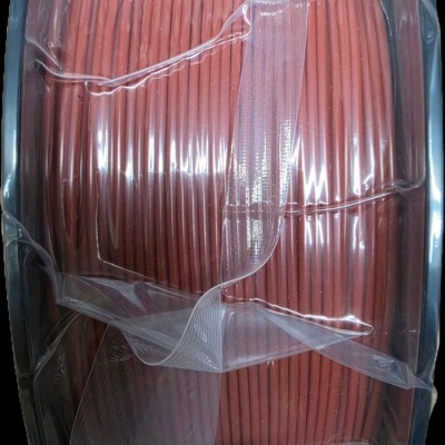 Rolo de cabo elétrico vermelho embalado em plástico transparente