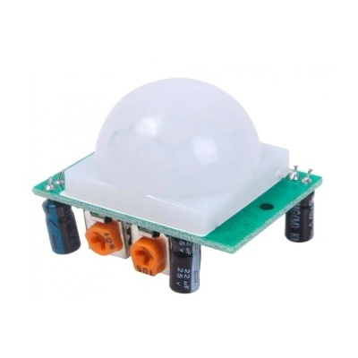 Sensor de movimento com lente em forma de cúpula numa placa de circuito verde