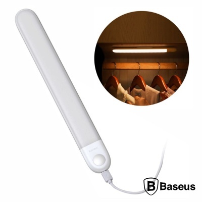 Luz LED branca comprida e estreita da marca Baseus instalada num armário de madeira
