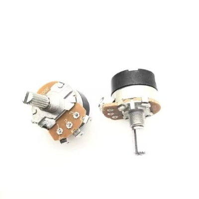 Dois potenciómetros rotativos com botão preto e componentes metálicos em fundo branco