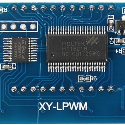Placa eletrónica azul com chips e conectores