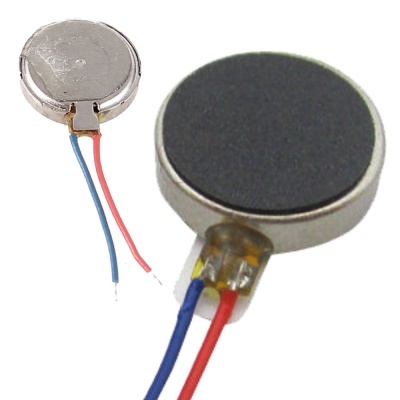 Dois pequenos motores vibratórios metálicos com fios azul e vermelho