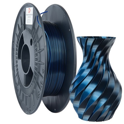 Bobina de filamento para impressora 3D preto e azul ao lado de vaso impresso em 3D azul