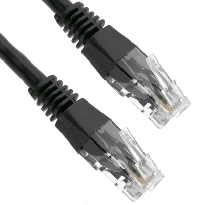 Cabo de rede Ethernet preto com conectores RJ45