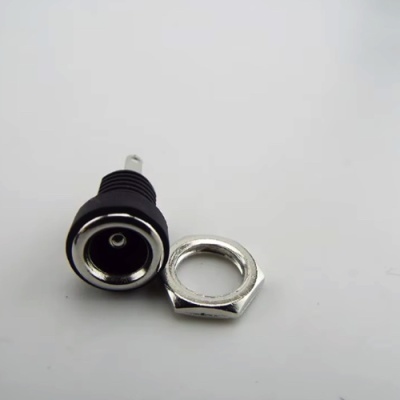 Conector DC preto com anilha metálica