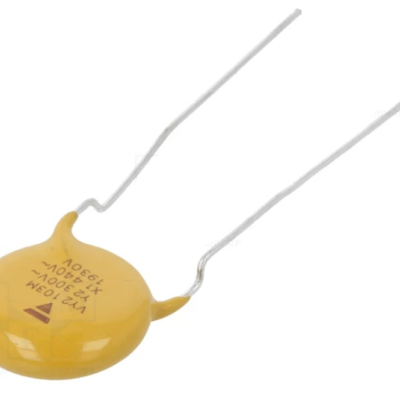 Condensador cerâmico amarelo com fios metálicos e texto preto