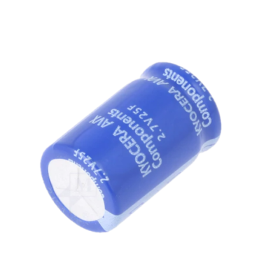 Capacitor azul com texto branco KYCERA AVX Components 2.7±25F num fundo branco