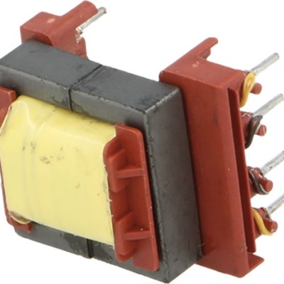 Transformador elétrico com núcleo de ferro, enrolamento amarelo e estrutura plástica vermelha