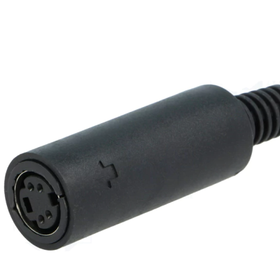 Adaptador de conector preto cilíndrico com quatro pinos e ponta com proteção em espiral