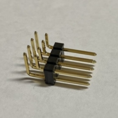 Conector de pinos metálico dourado com plástico preto e seis pinos