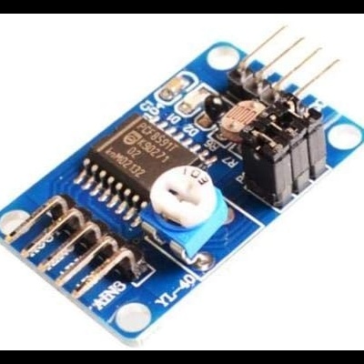 Placa eletrónica azul com chip, potenciômetro branco e pinos metálicos