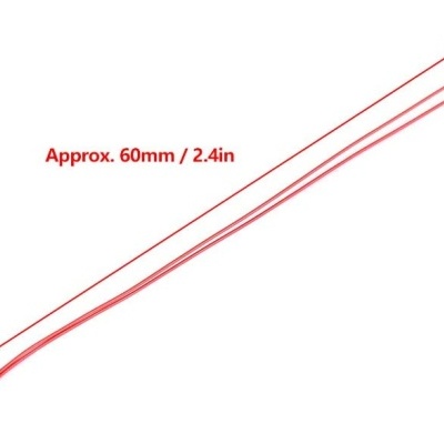 Cabos vermelhos finos com pontas pretas e indicação de comprimento