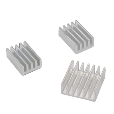Três dissipadores de calor de alumínio prateados com ranhuras verticais
