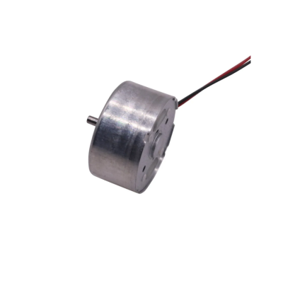 Motor elétrico redondo metálico prateado com eixo curto e fios elétricos