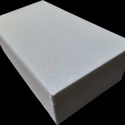 Caixa retangular branca de esferovite sobre fundo preto