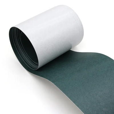 Rolo de fita adesiva preta em fundo branco