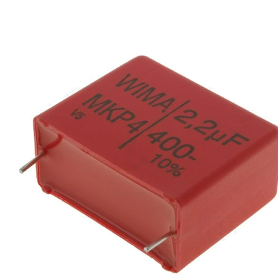 Condensador vermelho com dois terminais e texto impresso