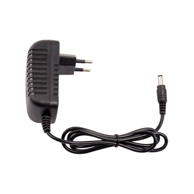 Transformador ou carregador preto com ficha europeia e cabo com conector circular