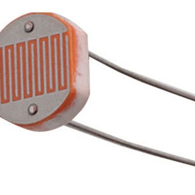 Sensor resistivo branco com padrão laranja e fios metálicos