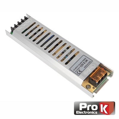 Alimentador de energia Pro K Electronics 12V 8.3A com corpo metálico prateado e ventilações retangulares