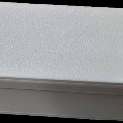 Caixa branca retangular em fundo preto