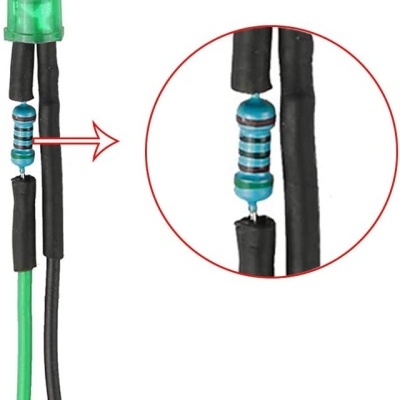 LED verde com fios e resistor colorido isolado