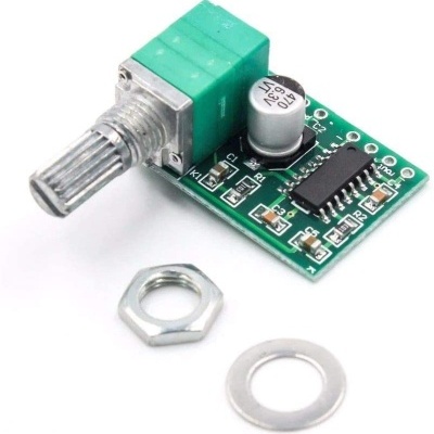 Placa eletrónica com componente rotativo, condensador e circuito integrado