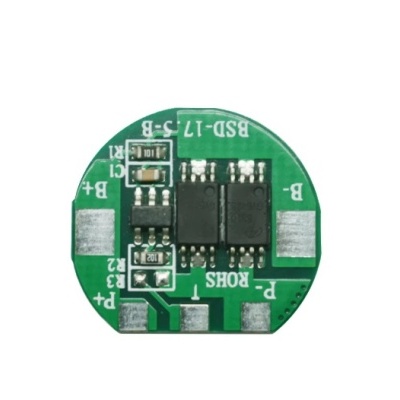 Placa eletrónica redonda verde com componentes e texto branco