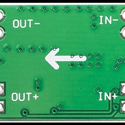Placa eletrónica verde com marcações de conexões e seta branca