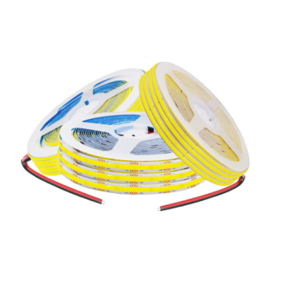 Três rolos de fita LED flexível enrolados em carretéis brancos com fios expostos.