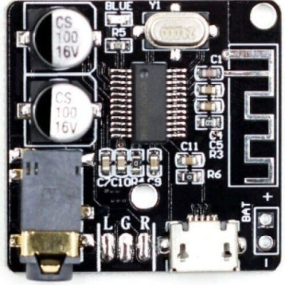 Placa eletrónica preta com condensadores, chip, conector jack e conector micro USB