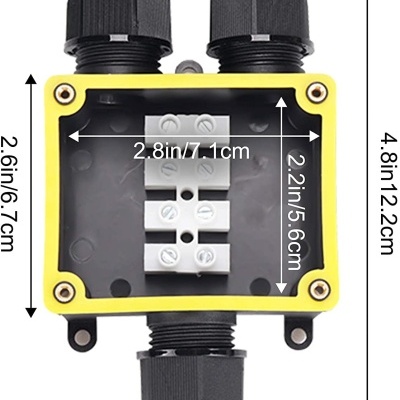 Caixa de junção elétrica amarela e preta com três entradas para cabos